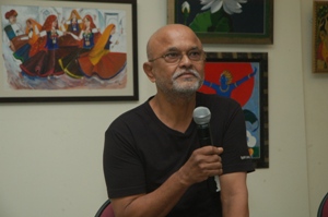 Prabhakar Kolte delivers his talk at Artfest 09, Indiaart Gallery